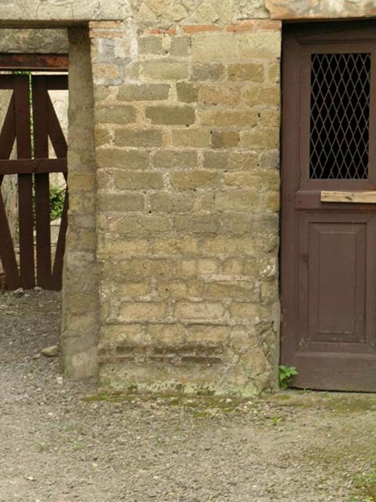 Ins Or II, 10, Herculaneum. June 2005. East wall of shop-room
Photo courtesy of Nicolas Monteix.